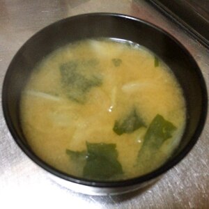 玉ねぎとわかめの味噌汁